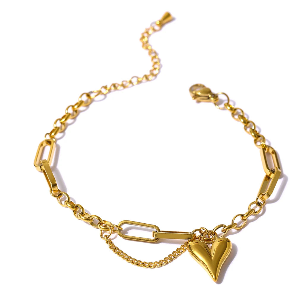 Heart Charm Bracelet – Timeless Elegance.