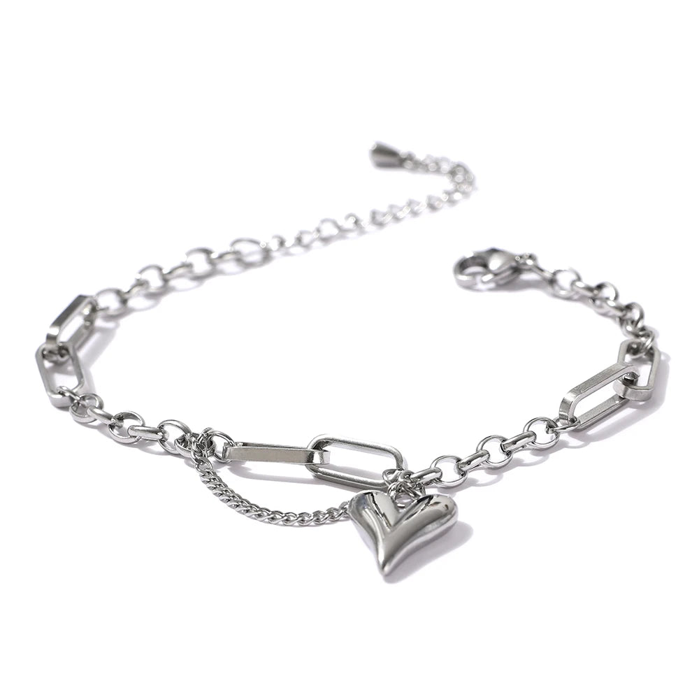 Heart Charm Bracelet – Timeless Elegance.