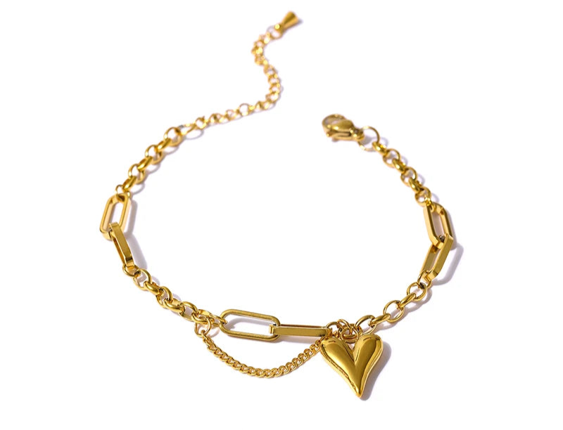 Heart Charm Bracelet – Timeless Elegance.